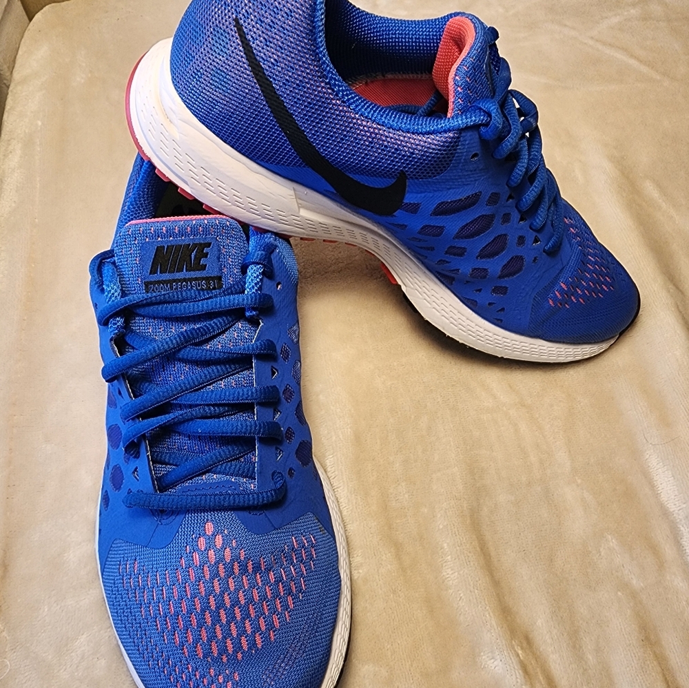 Nike Women Blue and Pink Sneakers - Picture 3 of 7